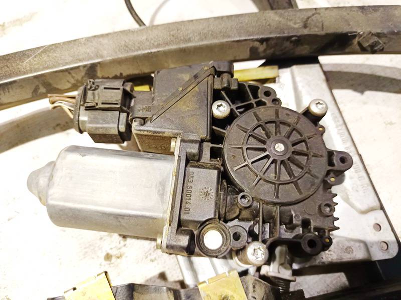 0536001401 Audi A4 1999 Durvju loga pacēlāja motors - PRIEKŠA PA LABI