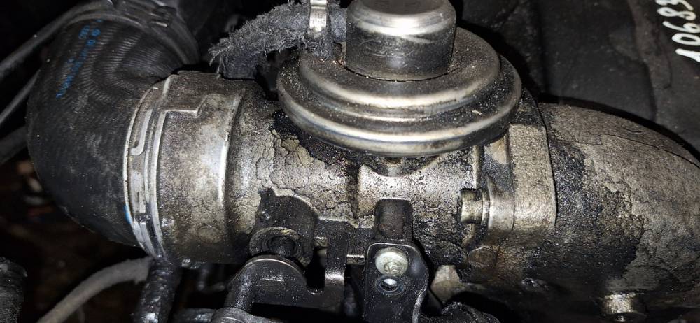 038131501J Volkswagen Passat 2001 EGR Valve Exhaust Gas