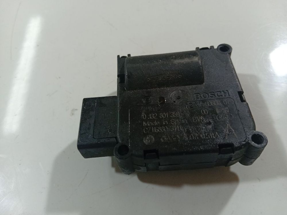 0132801359 Audi A6 2008 кронштейн моторчика заслонки отопителя