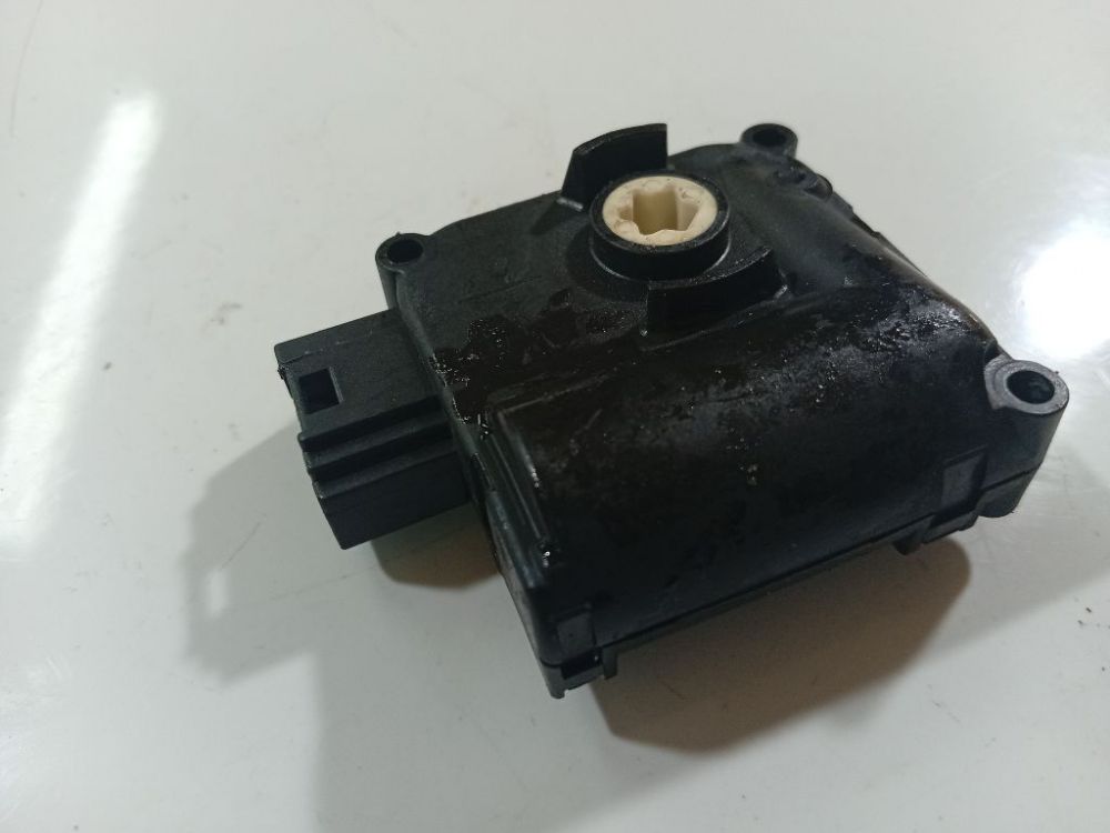 0132801359 Audi A6 2008 кронштейн моторчика заслонки отопителя - Thumbnail 3