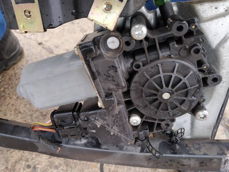 Audi A4 1997 MOTOR ELEVALUNAS, Asa reguladora de la puerta - DELANTERO IZQUIERDO