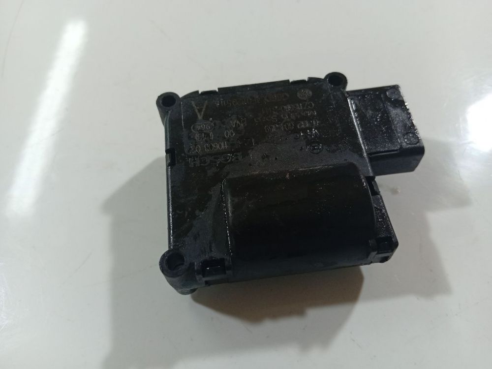 0132801359 Audi A6 2008 кронштейн моторчика заслонки отопителя