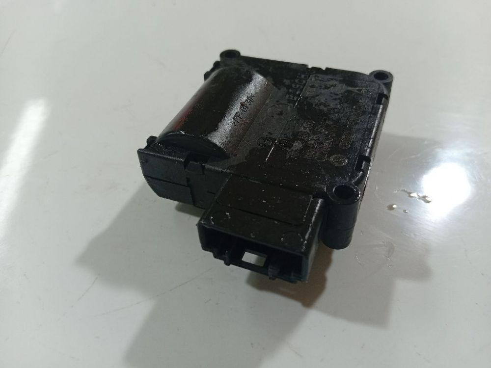 0132801359 Audi A6 2008 кронштейн моторчика заслонки отопителя - Thumbnail 2