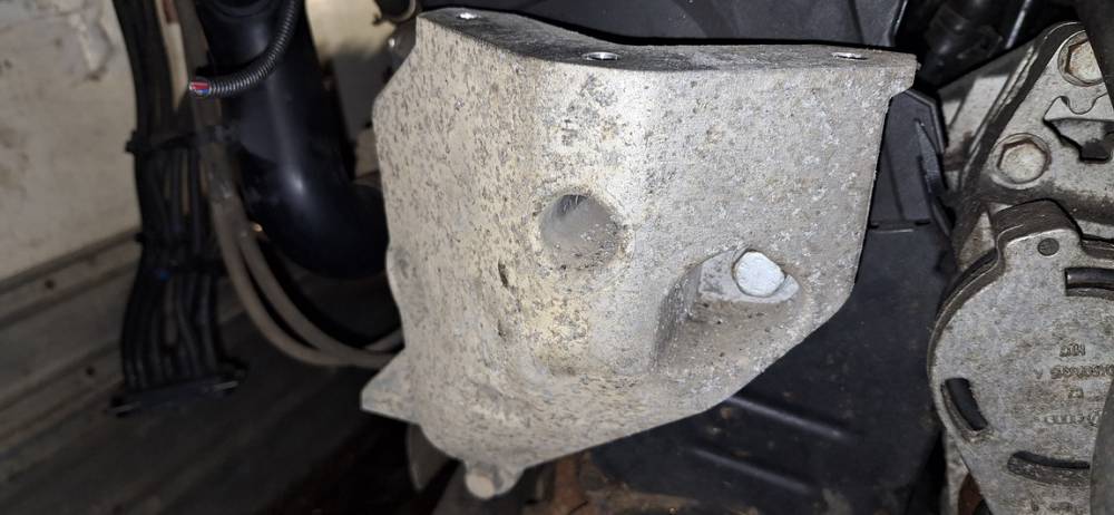 Skoda Roomster 2008 Variklio kronsteinas ir Greiciu dezes kronsteinas - Thumbnail 2