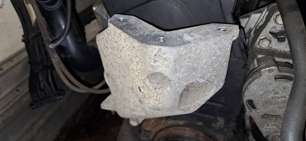 Skoda Roomster 2008 Variklio kronsteinas ir Greiciu dezes kronsteinas