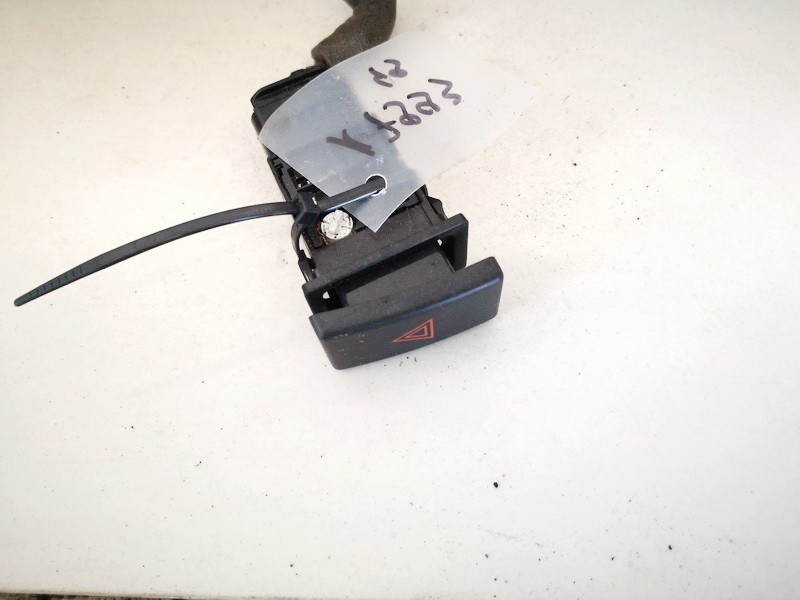 157963 Toyota Avensis 2003 Hätävilkkujen kytkin