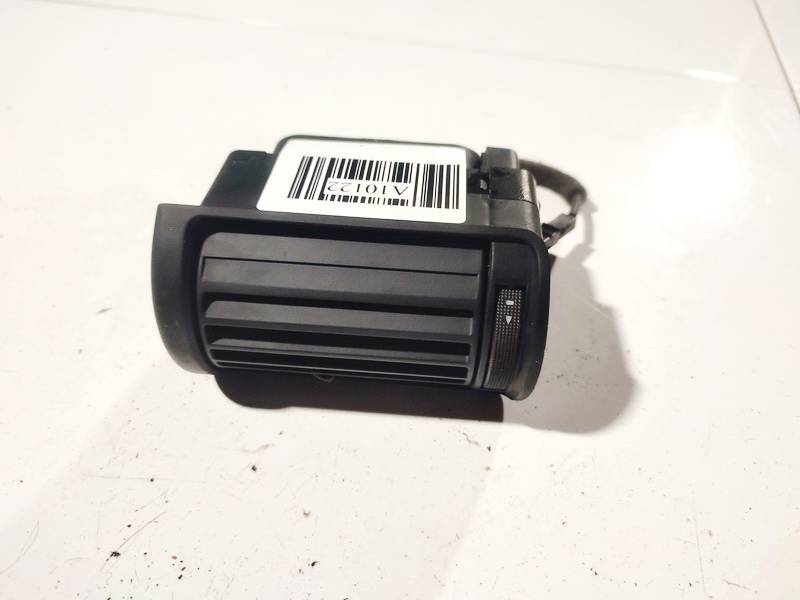 8D1820902B Audi A4 2000 Wloty powietrza do kabiny