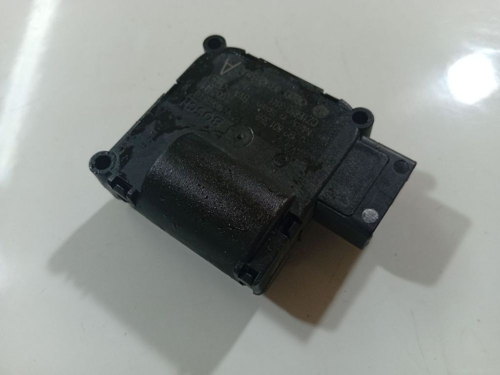 0132801359 Audi A6 2008 кронштейн моторчика заслонки отопителя