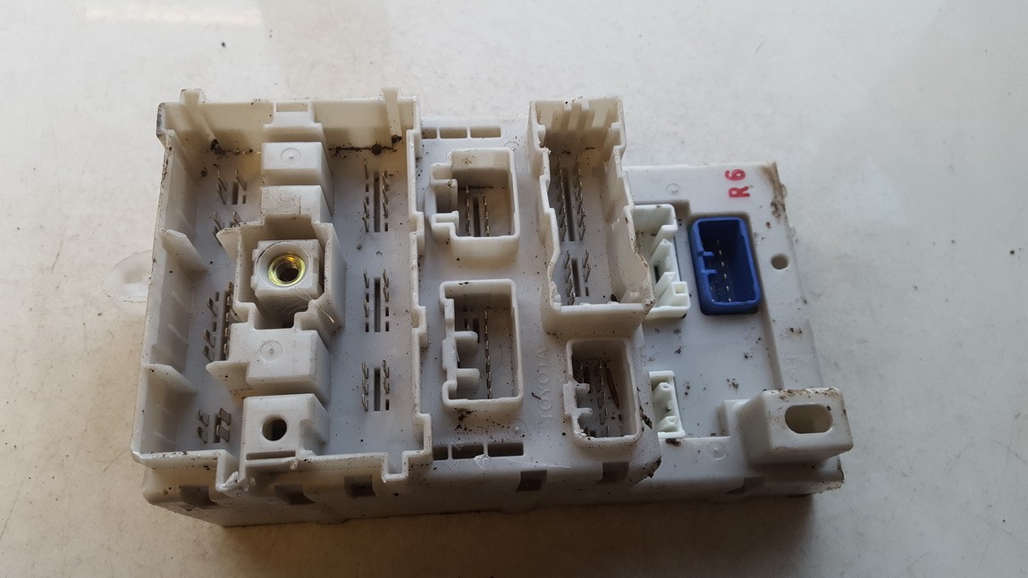 8273342061 Toyota RAV-4 2004 Fuse box