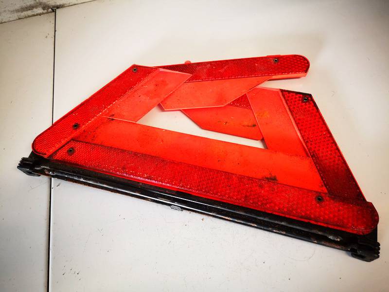 27R030003 Volkswagen Bora 2000 Warning Triangle Integrated into Trunk