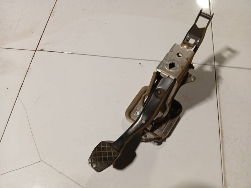 1K1721057AD Volkswagen Passat 2006 Clutch pedal