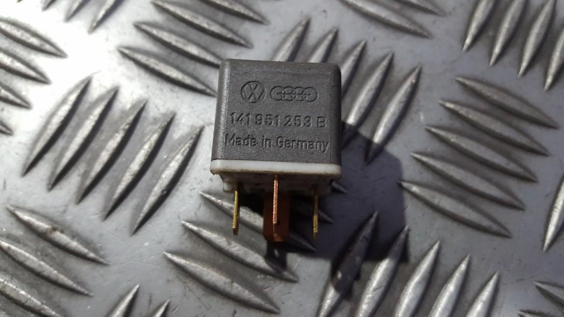 141951253B Volkswagen Passat 1991 RELÉ PARA AUTOMÓVIL