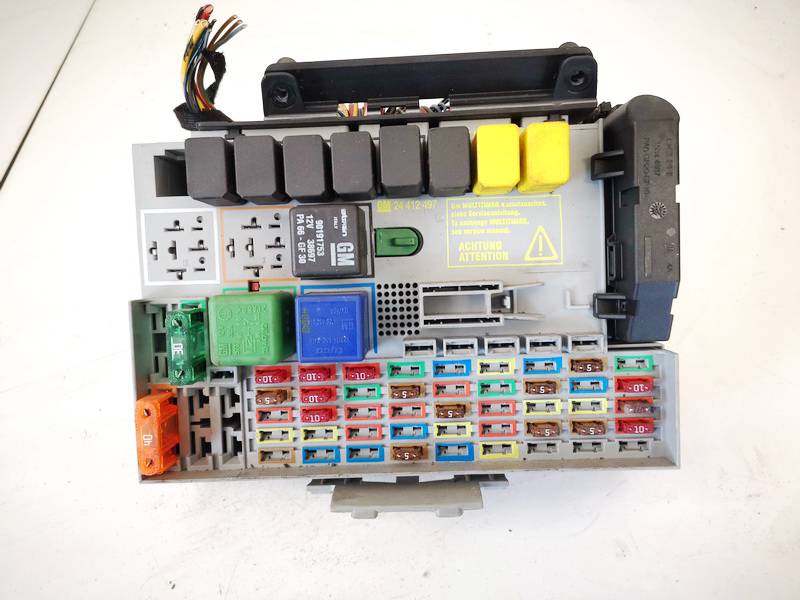 24412497 Opel Zafira 2003 Fuse box
