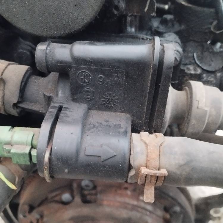 Citroen C3 2002 Kołnierz układu chłodzenia (pokrywa obudowy termostatu układu chłodzenia silnika)