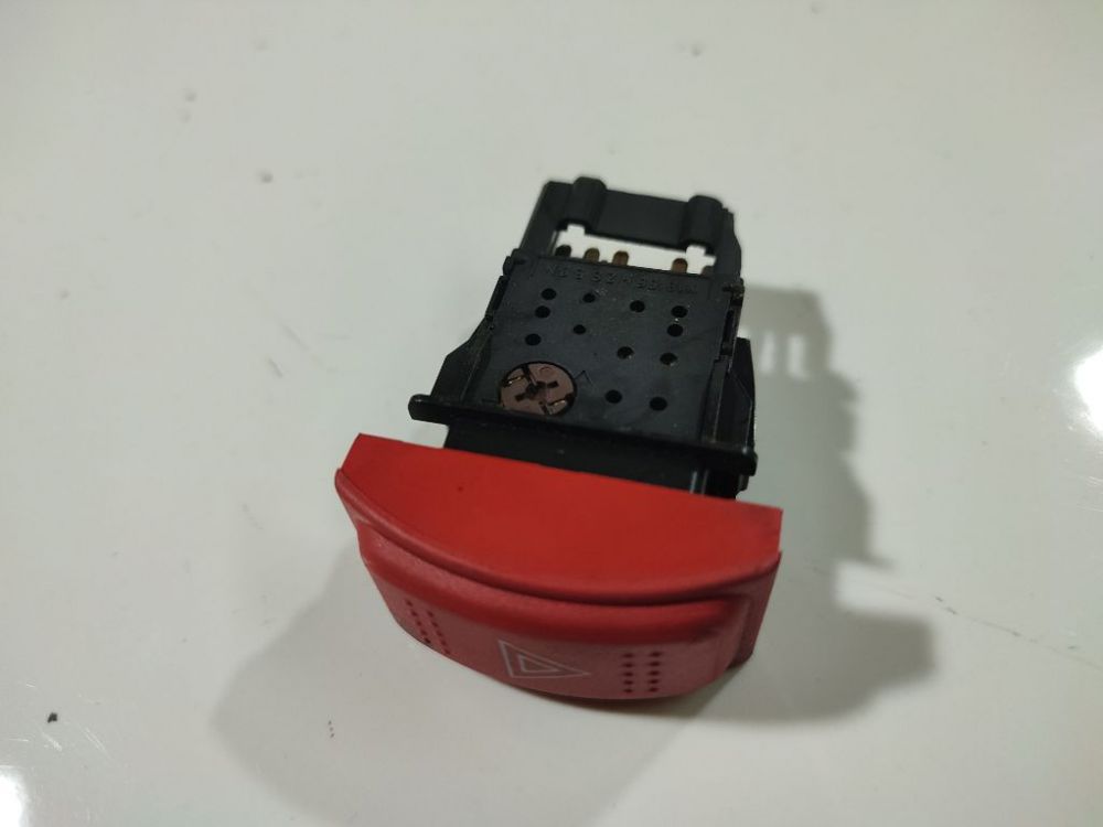 M19620 Honda Jazz 2005 Hätävilkkujen kytkin