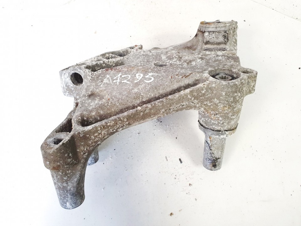 04L199207 Volkswagen Golf 2014 Variklio kronsteinas ir Greiciu dezes kronsteinas