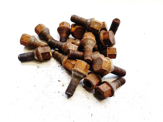 Volvo V70 1997 Zestaw śrub kół - Thumbnail 3