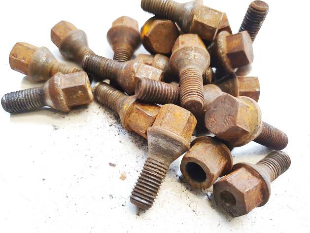 Volvo V70 1997 Zestaw śrub kół - Thumbnail 2