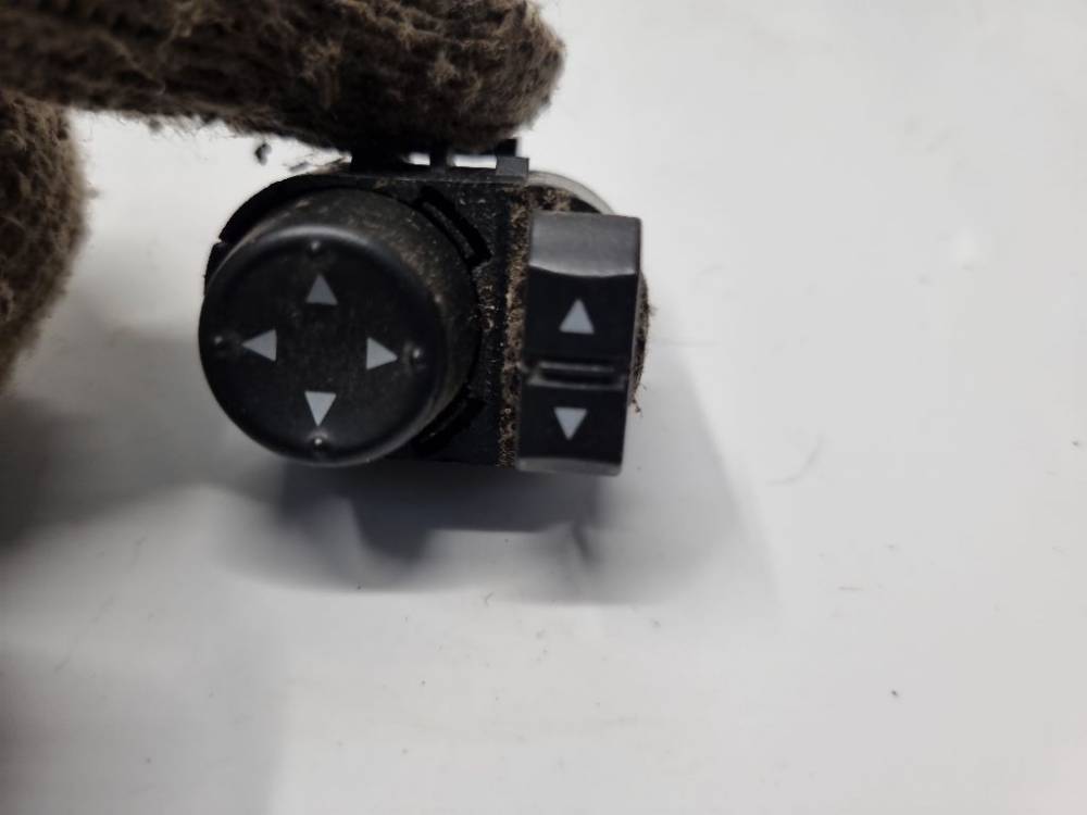 15261339 Chevrolet Cobalt 2010 Wing mirror control switch (Exterior Mirror Switch)