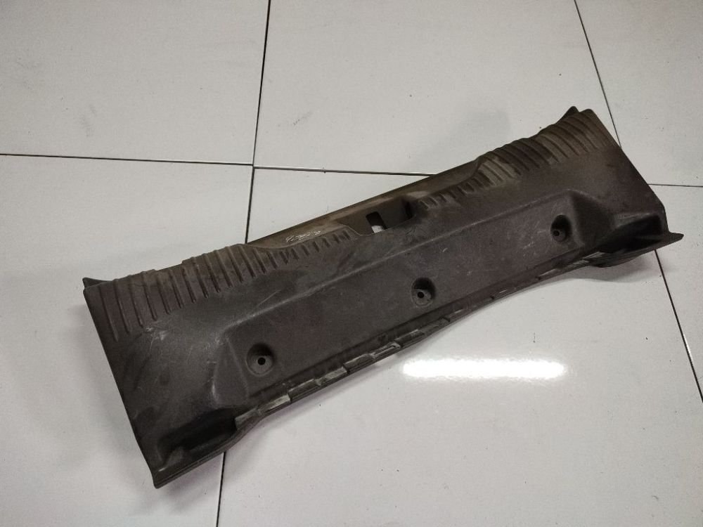 8X2354406A64AD Mazda 5 2008 Bagāžnieka iekšējā apdare pie slēdzenes