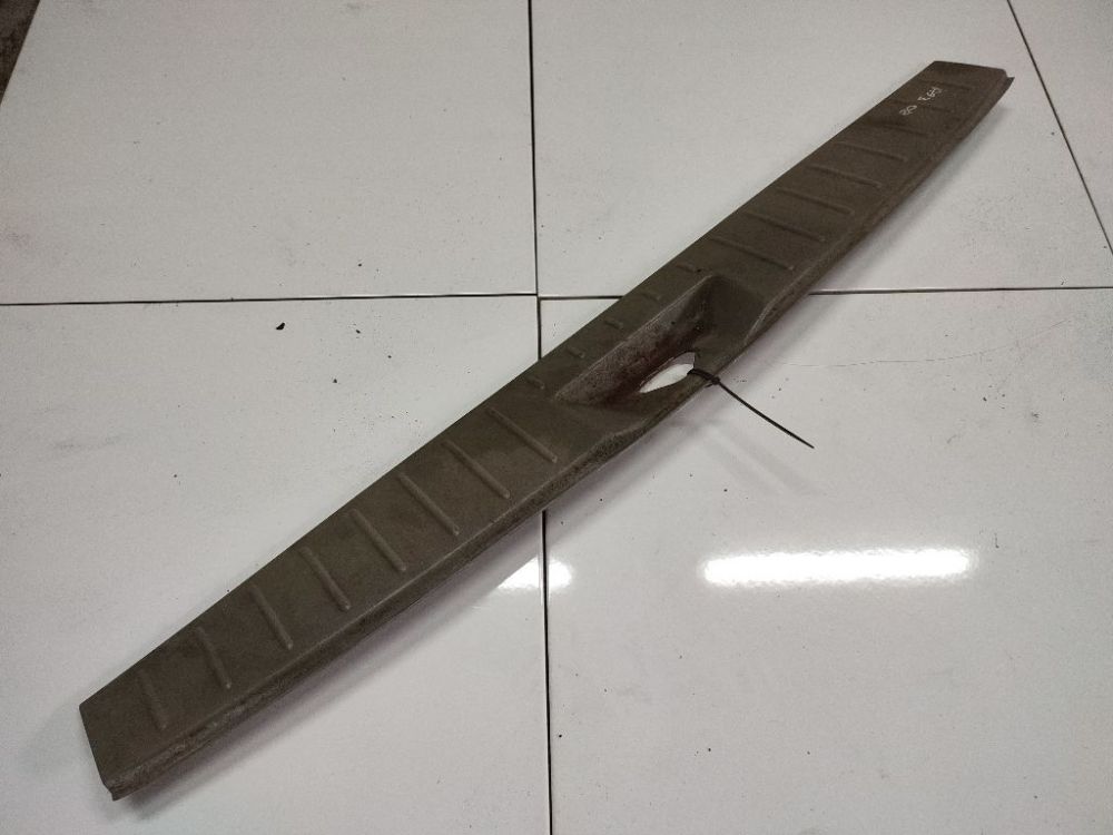 R3U4A12024 Ford Galaxy 2000 Metal Boot Lip Cover