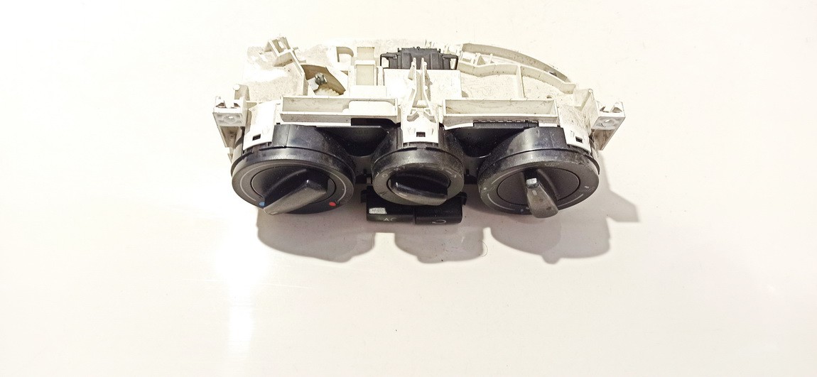 1J0820045G Volkswagen Passat 2002 Climate Control Panel (heater control switches)