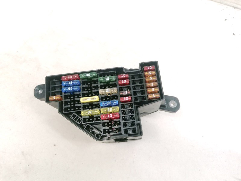 061216807100 Volkswagen Golf 2006 Fuse box