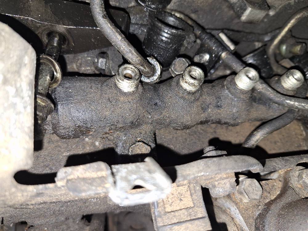 Toyota Corolla Verso 2006 Fuel injector rail (injectors)(Fuel distributor)
