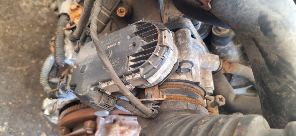 351002B150 Kia Venga 2011 Suurella Virtaamalla Varustettu Kaasuläpän