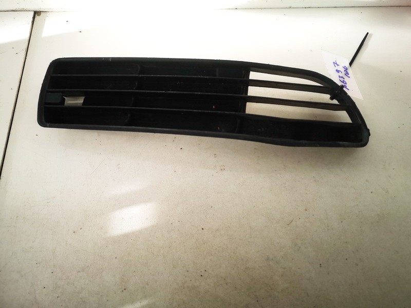 8D0807346 Audi A4 1998 Bumper Grille - FRONT RIGHT