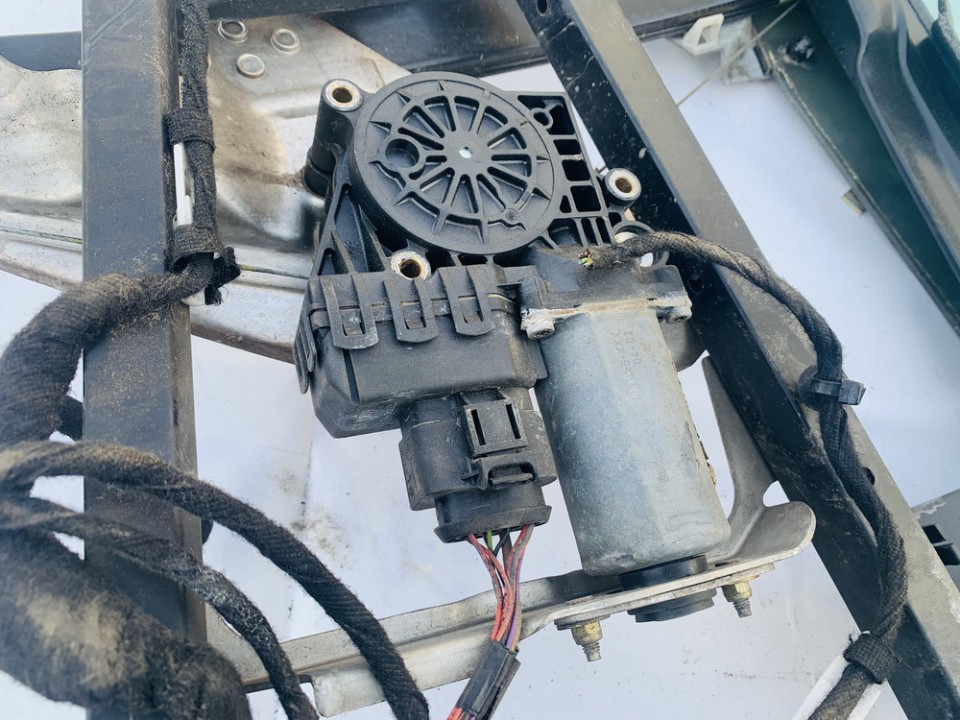 0130821784 Audi A6 2004 Duru lango pakelejo varikliukas G.K.