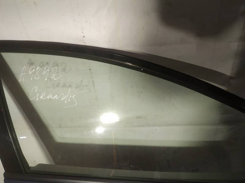 AS2 Mitsubishi Grandis 2005 Oven lasi - EDESSÄ OIKEALLA