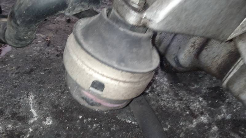 8D0199379 Volkswagen Passat 1998 Moottorin moottorituki - Thumbnail 2