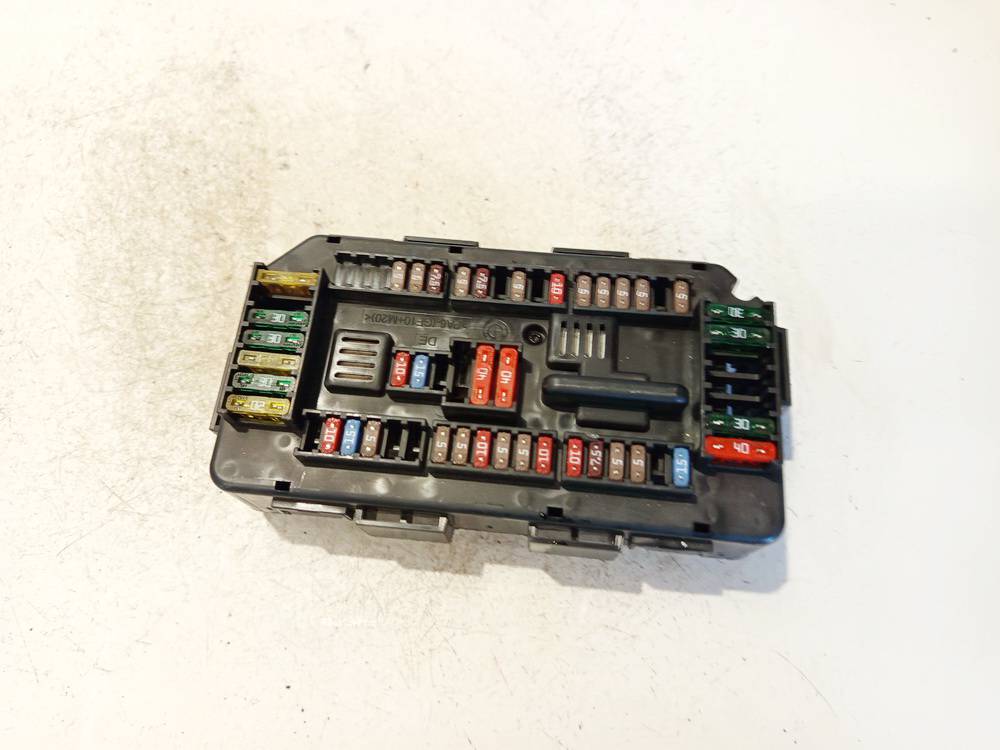 933787901 BMW 3-Series 2014 Fuse box