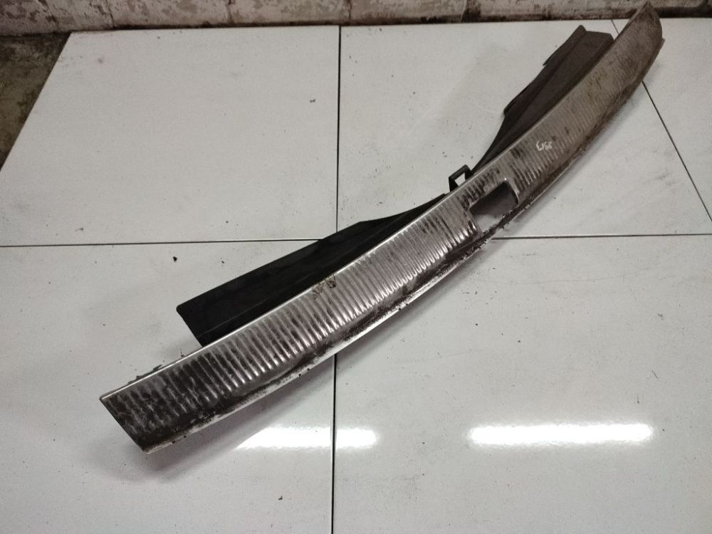 410864483 Audi Q7 2007 Wykończenie wnętrza bagażnika w pobliżu zamka