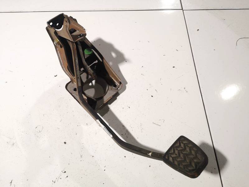 Toyota Yaris 2000 Педаль сцепления