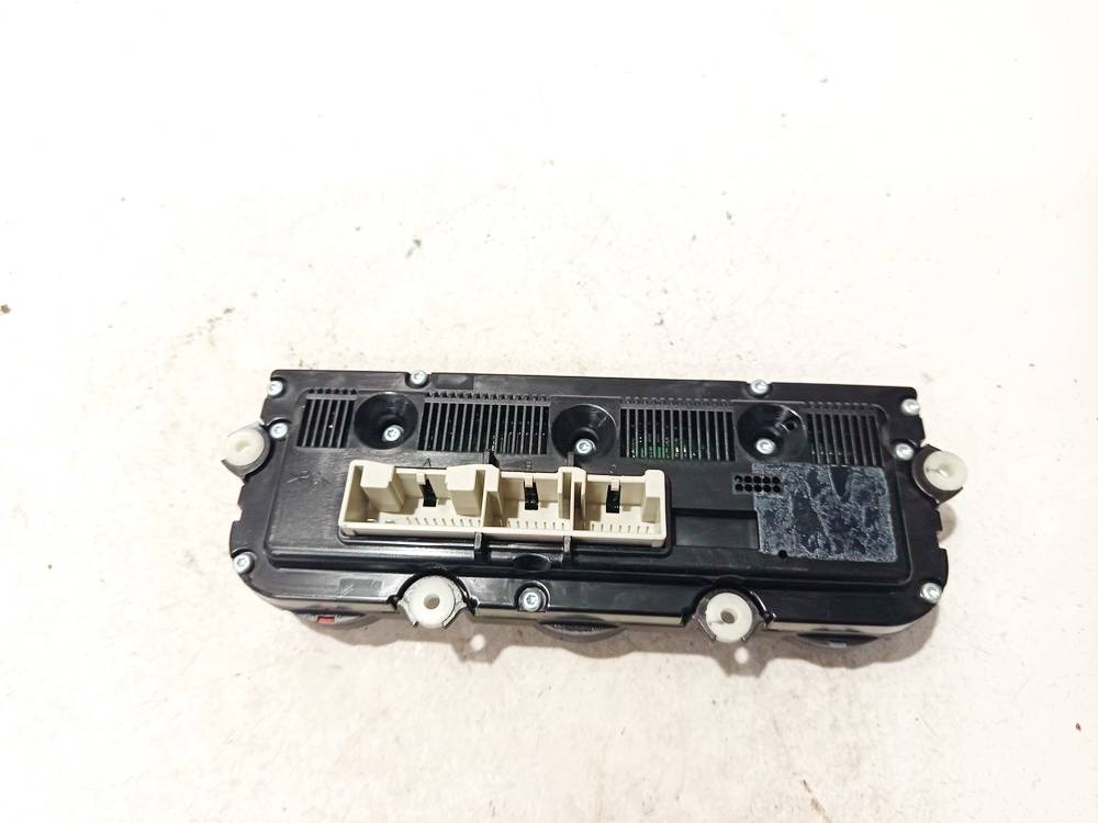 74677532 Volkswagen Passat 2006 Climate Control Panel (heater control switches) - Thumbnail 2