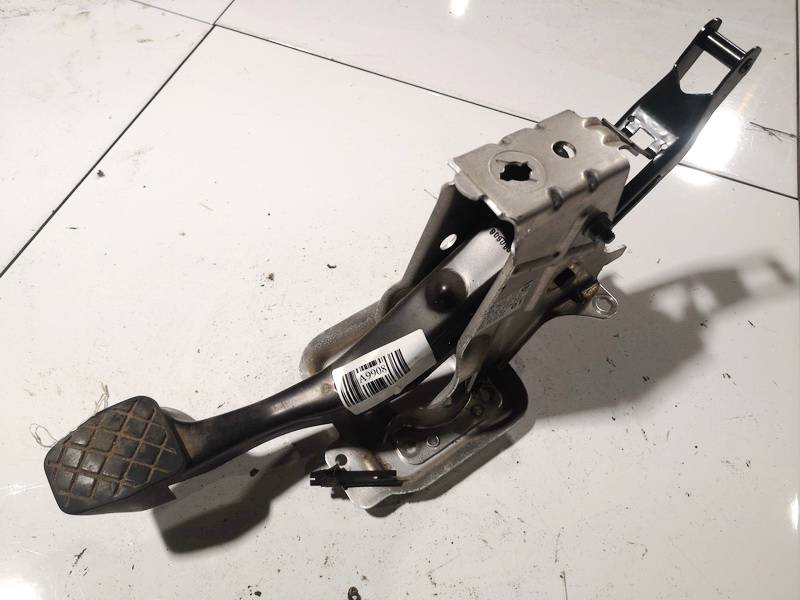 1K1721057AD Volkswagen Passat 2006 Pedał sprzęgła