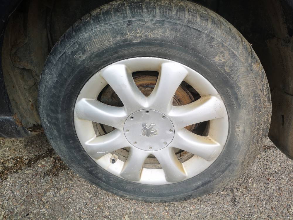 5X98 Peugeot 807 2003 Liettuan renkaiden komplekti R15