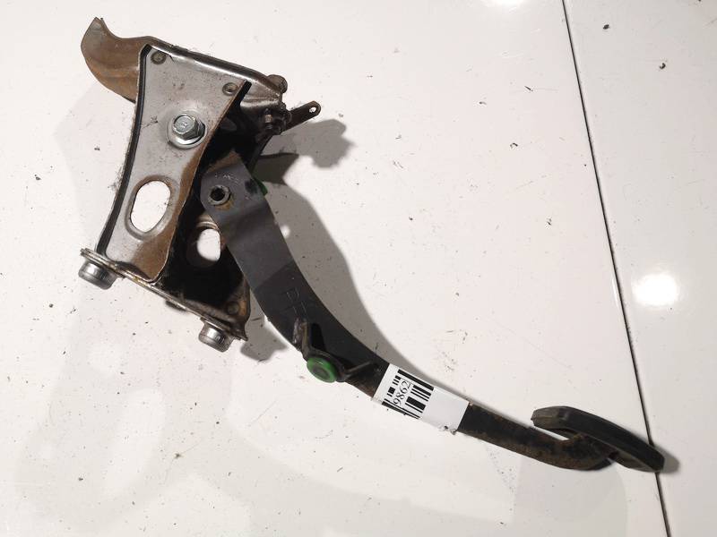 Toyota Yaris 2000 тормоз педалей