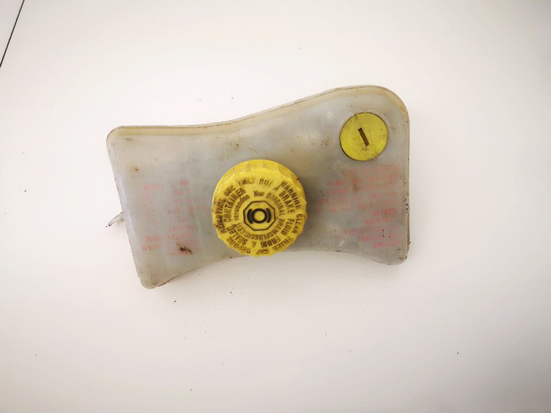 320670094 Volkswagen Passat 2003 Brake Master Cylinder Reservoir