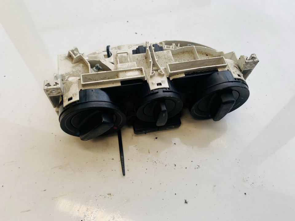 1J0820045G Volkswagen Passat 1998 Climate Control Panel (heater control switches)