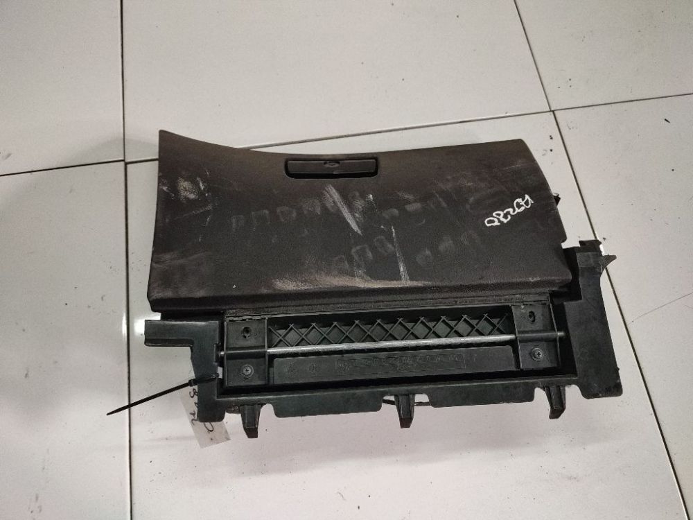 BMW 3-Series 2000 Schowek