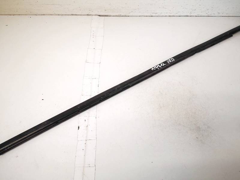 Mazda 3 2004 Listón embellecedor de la ventana de la puerta delantera - DELANTERO DERECHO