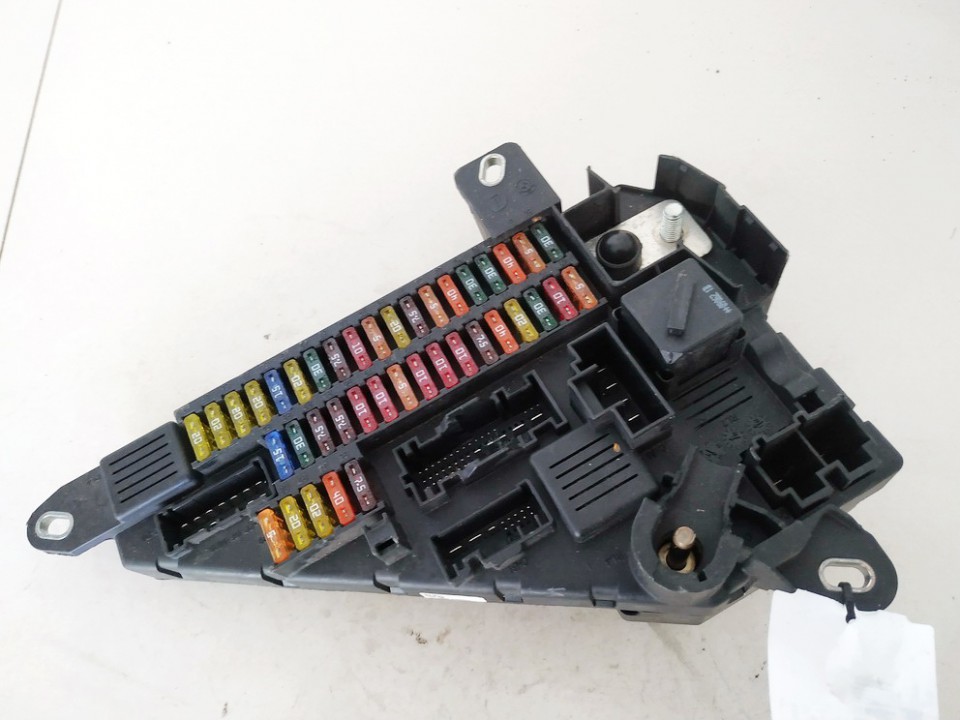 6906619 BMW 5-Series 2004 Fuse box