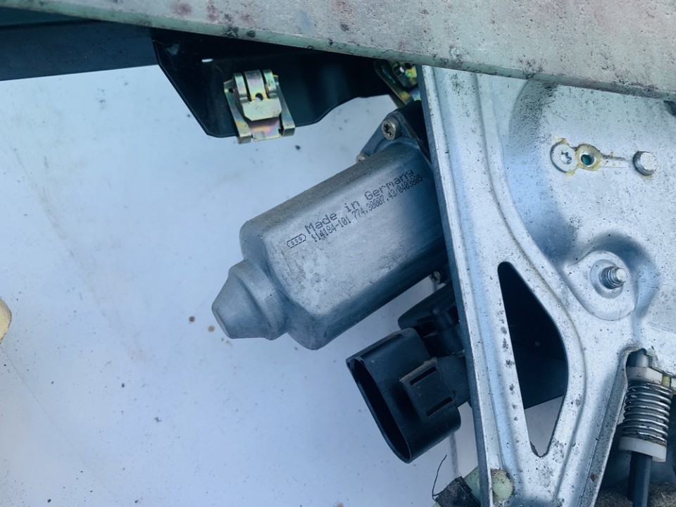 8D0959802 Audi A4 1998 Window Motor - FRONT RIGHT
