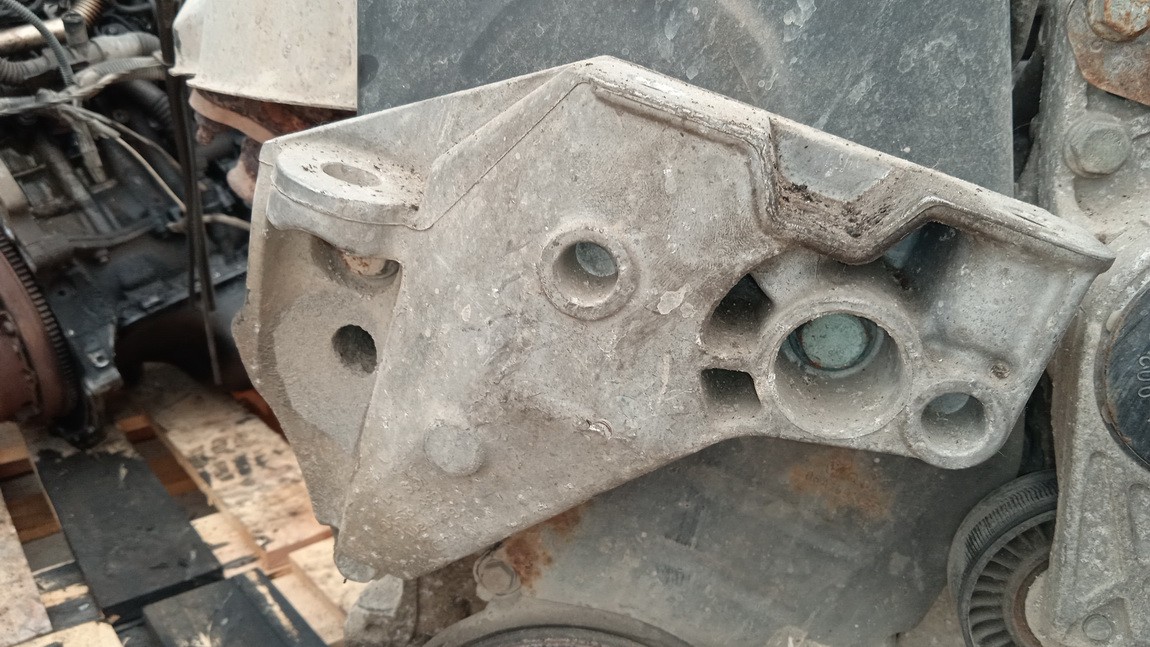 038199207J Volkswagen Golf 1998 Engine Mount Bracket and Gearbox Mount Bracket