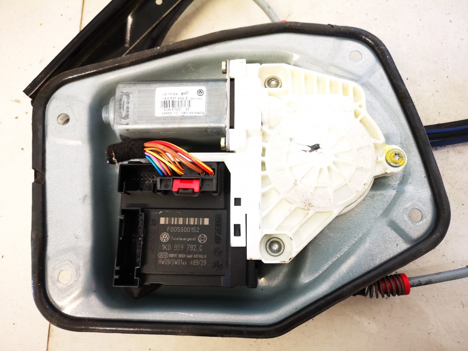 1K3837402B Volkswagen Golf 2004 Моторчик стеклоподъемника - передний правый