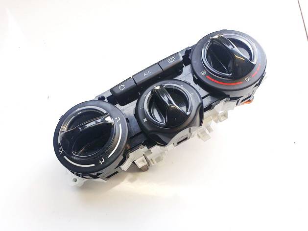 E1063071 Peugeot 208 2019 Ilmastoinnin ohjaus