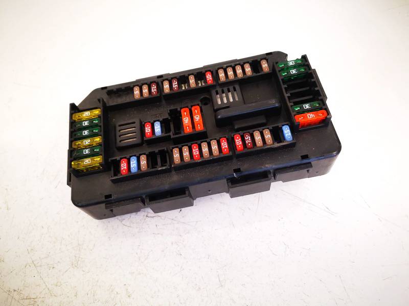 933787901 BMW 3-Series 2014 Fuse box
